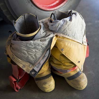 Ropa, calzado, epis, gafas... Estos son algunos de los productos que encontrarás en nuestra tienda online. Si tienes tu vehículo de bomberos o emergencias equipado, pero necesitas vestimenta contra incendios, echa un vistazo a nuestro amplio catálogo y consúltanos cualquier duda. ¡Estamos para echarte una mano!